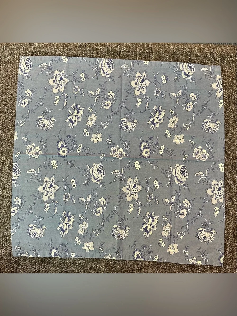 Williams Sonoma • set of 2 cloth napkins • flowery